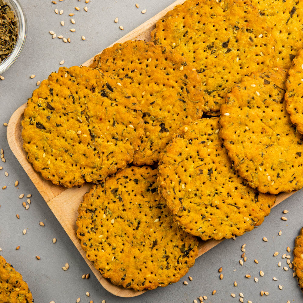 A tray of circular baked methi thepla, perfect for a team time snack